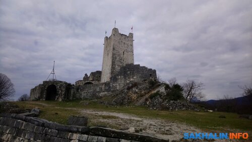 Донжон (середина XI века) – наблюдательный и командный пункт, восточная башня крепости. Практически заново отстроена в 2007–2008 годах
